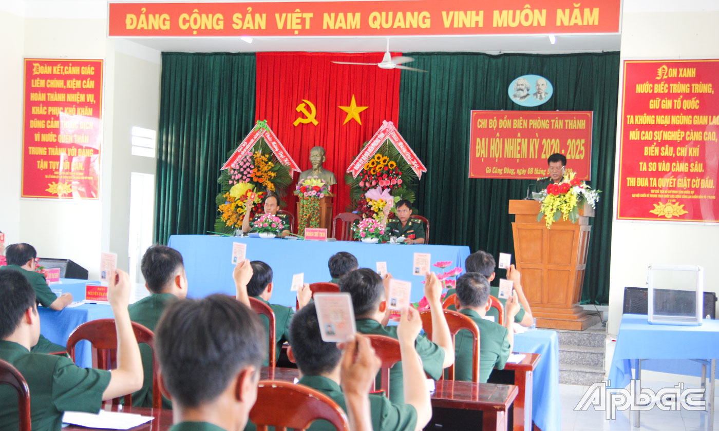 Đảng viên biểu quyết tại Đại hội.