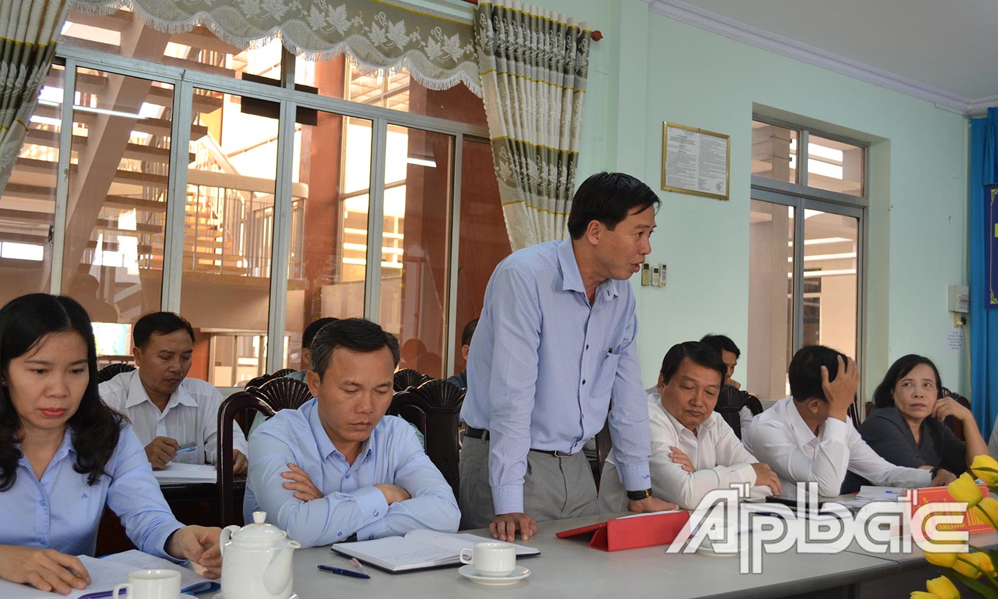 Đồng chí Võ Văn Tươi báo cáo kết quả xác minh vụ việc của bà Hảo (ảnh chụp ngày 18-2-2020 tại trụ sở UBND TX. Cai Lậy).