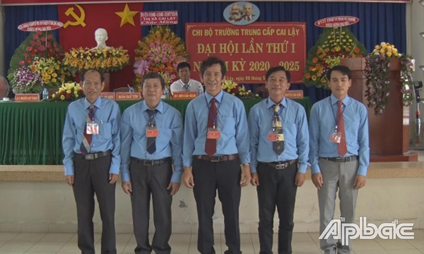 Chi bộ Trường Trung cấp Cai Lậy ra mắt chi ủy nhiệm kỳ mới tại Đại hội.