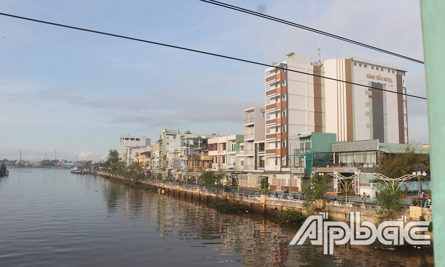 Một góc phường 1 bên bờ sông Tiền.