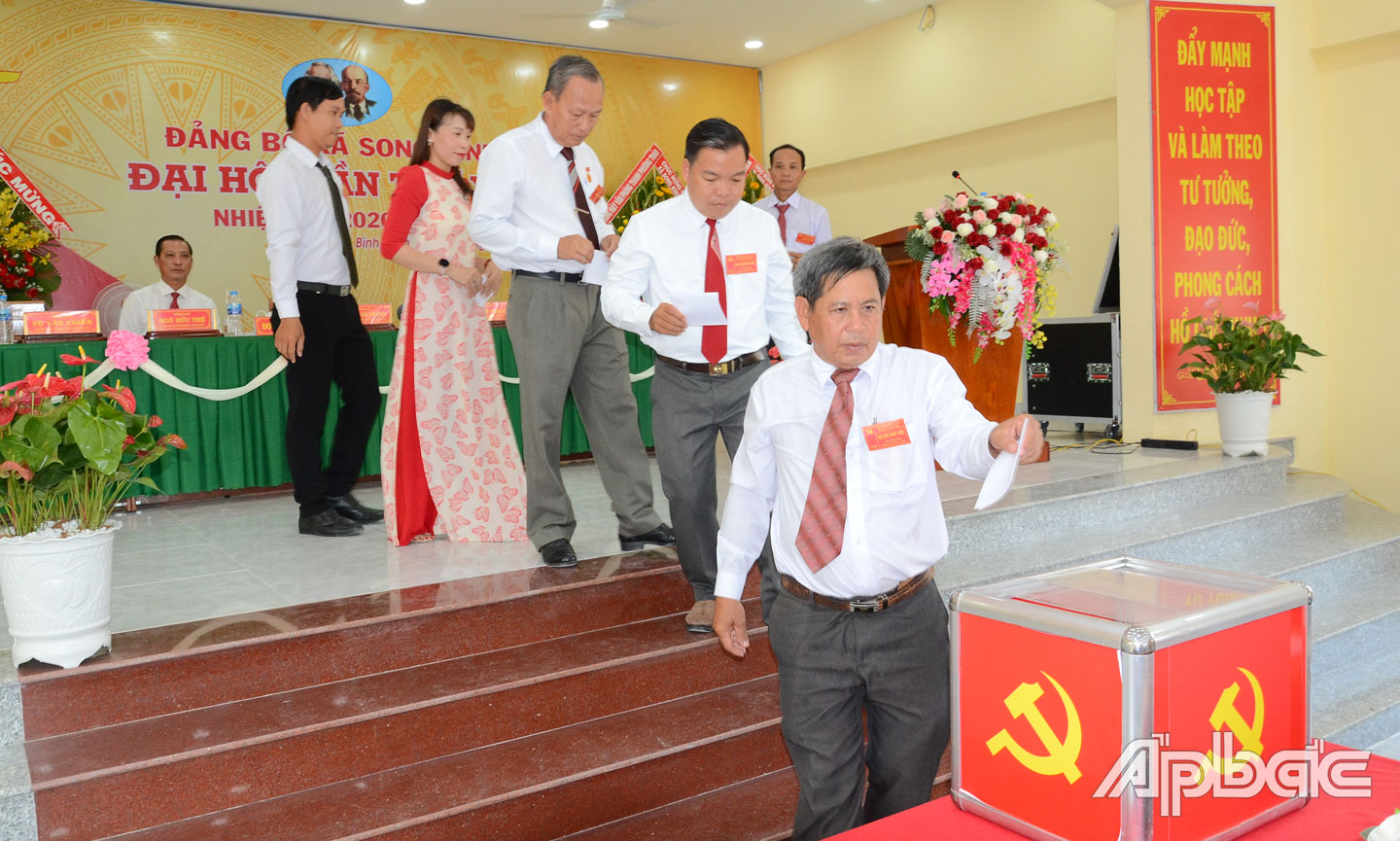 Đảng viên bỏ phiếu bầu trực tiếp Bí thư nhiệm kỳ mới.