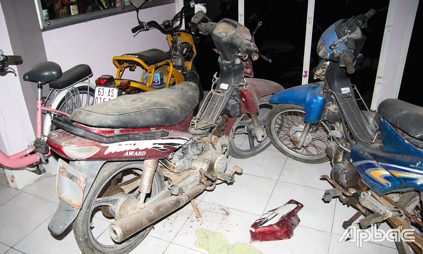 Phương tiện được ông Tùng cho là xe thanh lý của huyện Chợ Gạo chưa cắt sườn xe và đục thủng lốc số của xe.