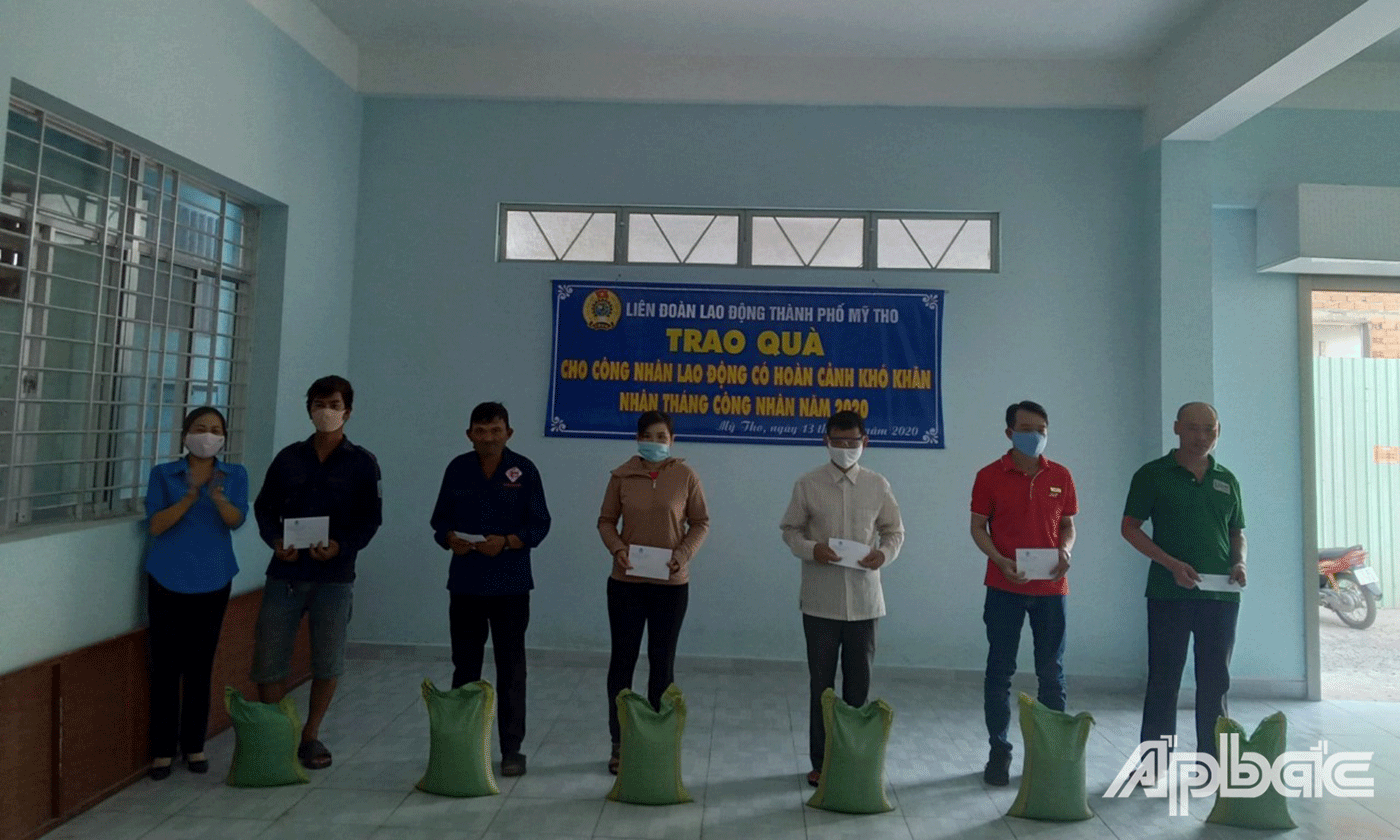 Công nhân lao động khó khăn nhận quà từ LĐLĐ TP. Mỹ Tho