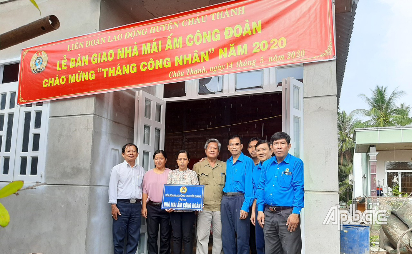 Lễ bàn giao Mái ấm Công đoàn cho đoàn viên Huỳnh Thị Hải Âu là đoàn viên công đoàn cơ sở xã Song Thuận, huyện Châu Thành 