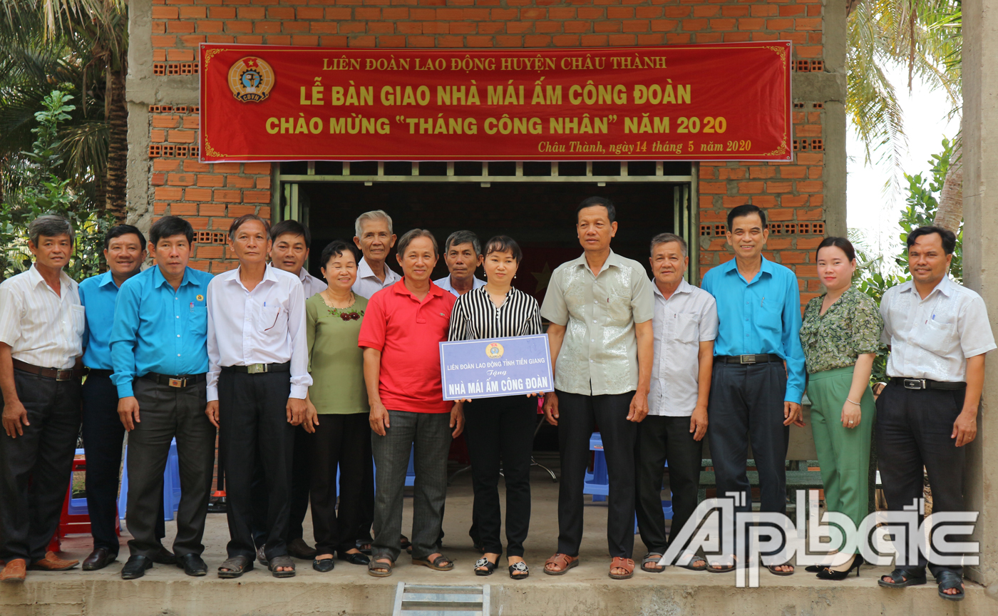 2085Lễ bàn giao Mái ấm Công đoàn cho đoàn viên Lê Hồng Cẩm Tú (áo sọc đứng giữa)