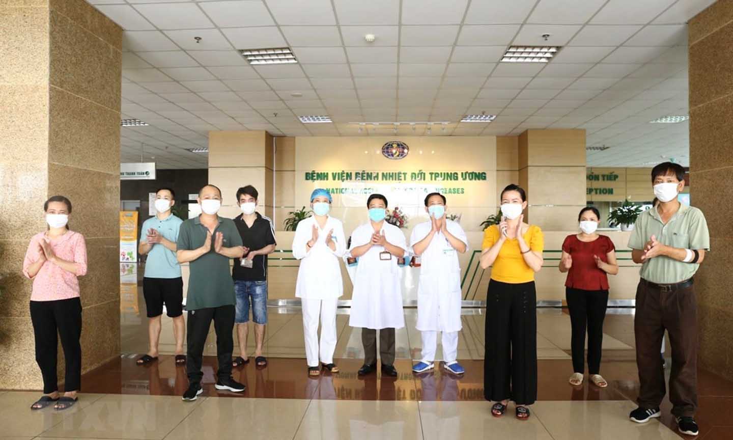 Các bệnh nhân COVID-19 được công bố khỏi bệnh ngày 11/5/2020 tại Bệnh viện Bệnh Nhiệt đới Trung ương. (Ảnh: Minh Quyết/TTXVN)