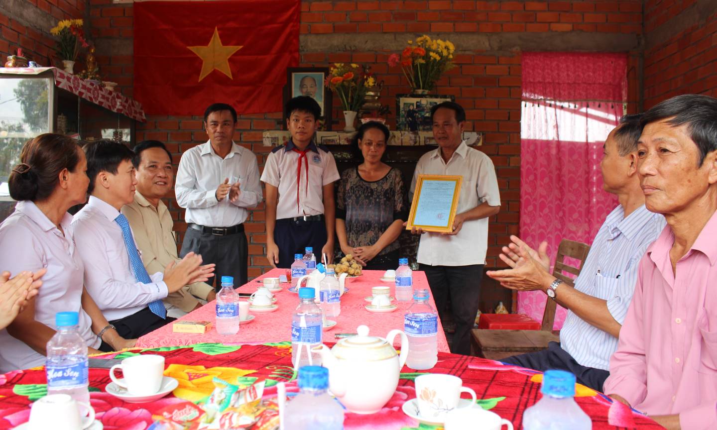 Bàn giao Mái ấm khuyến học cho em Lê Trọng Nhân. 