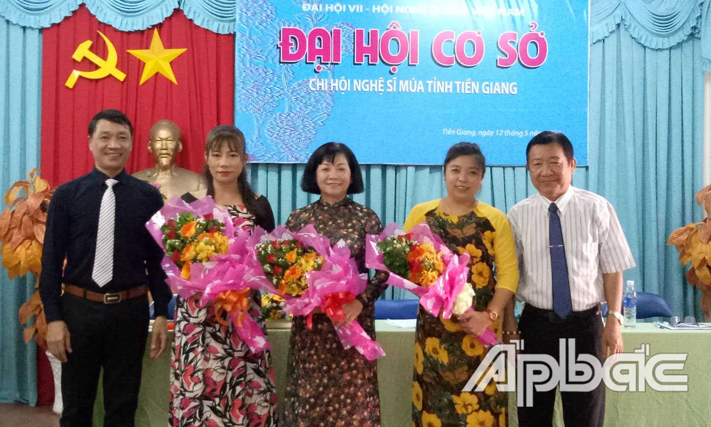 Đại biểu tặng hoa chúc mừng Ban Chấp hành nhiệm kỳ mới.