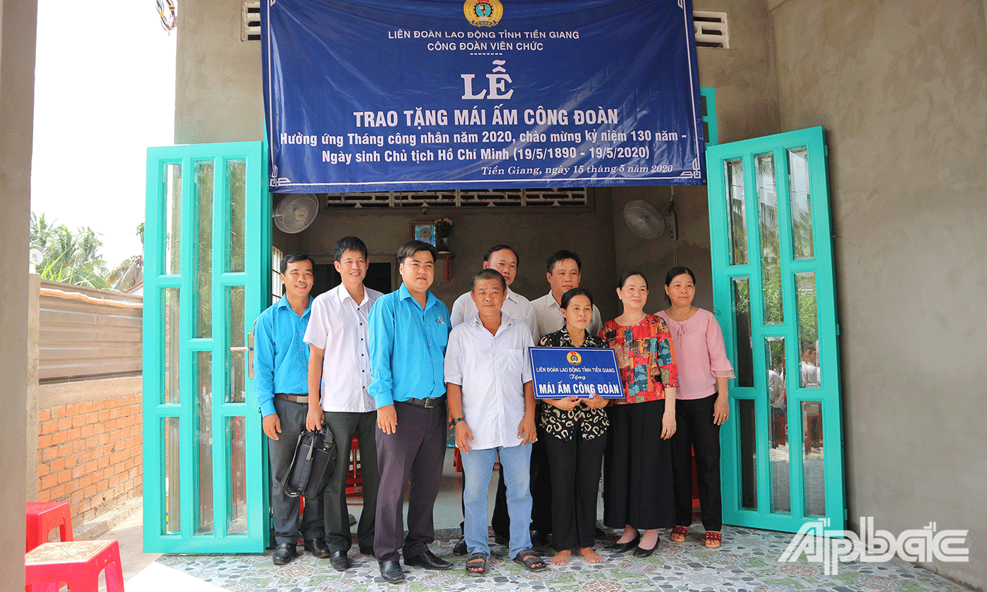Lễ bàn giao nhà Mái ấm Công đoàn đoàn viên