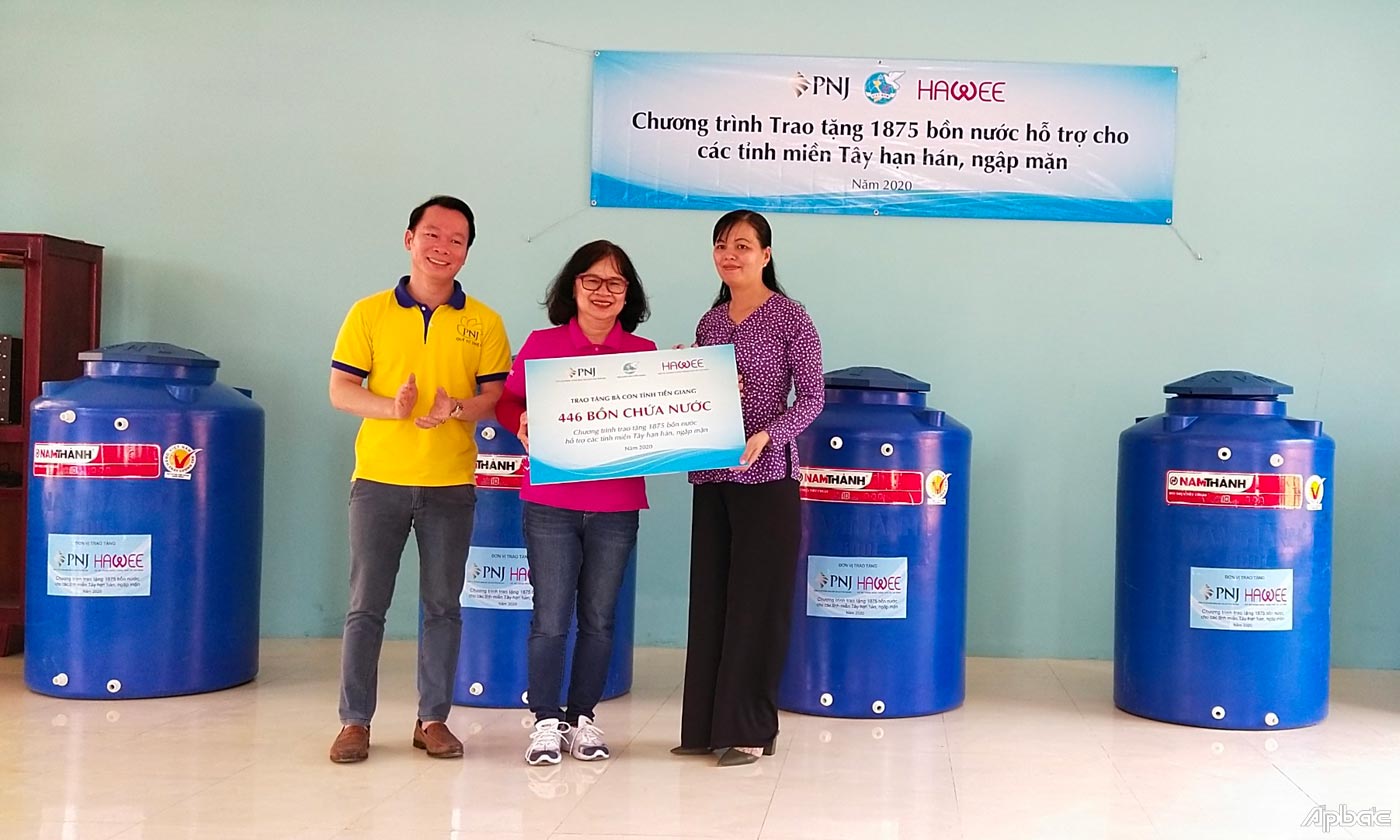 Trao bảng tượng trưng 446 bồn chứa nước.