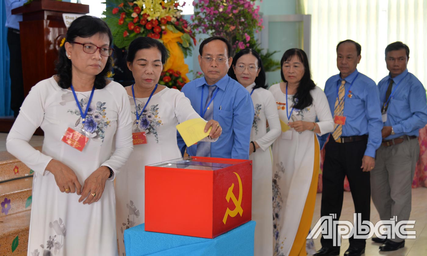 Đại biểu tiến hành bầu cừ tại đại hội.