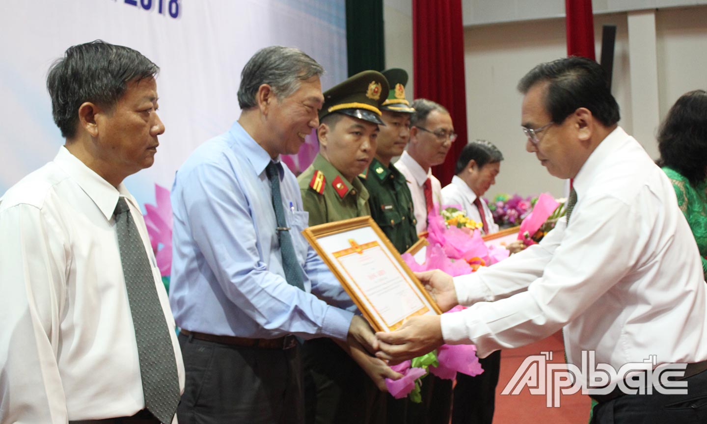 Đồng chí Võ Văn Bình, Phó Bí thư Thường trực Tỉnh ủy, Trưởng đoàn Đại biểu Quốc hội tỉnh trao Bằng khen của Tỉnh ủy cho các cá nhân có thành tích xuất sắc qua 2 năm thực hiện Chỉ thị 05.                                 Ảnh: P. Mai