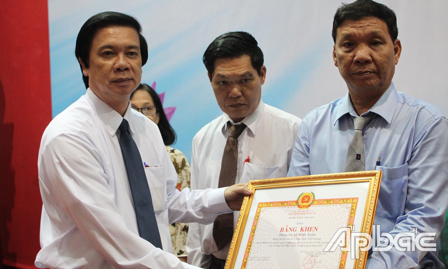 Đồng chí Nguyễn Văn Danh, Ủy viên Ban Chấp hành Trung ương Đảng, Bí thư Tỉnh ủy, Chủ tịch HĐND  tỉnh trao Bằng khen của Tỉnh ủy cho các tập thể có thành tích xuất sắc qua 2 năm thực hiện Chỉ thị 05.   Ảnh: P. Mai