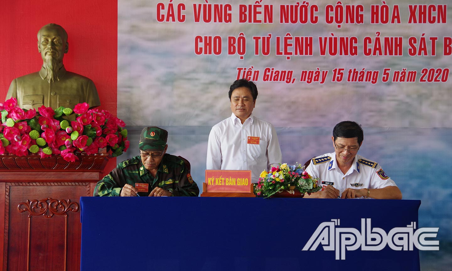 Đồng chí Trần Văn Dũng chứng kiến ký kết bàn giao.