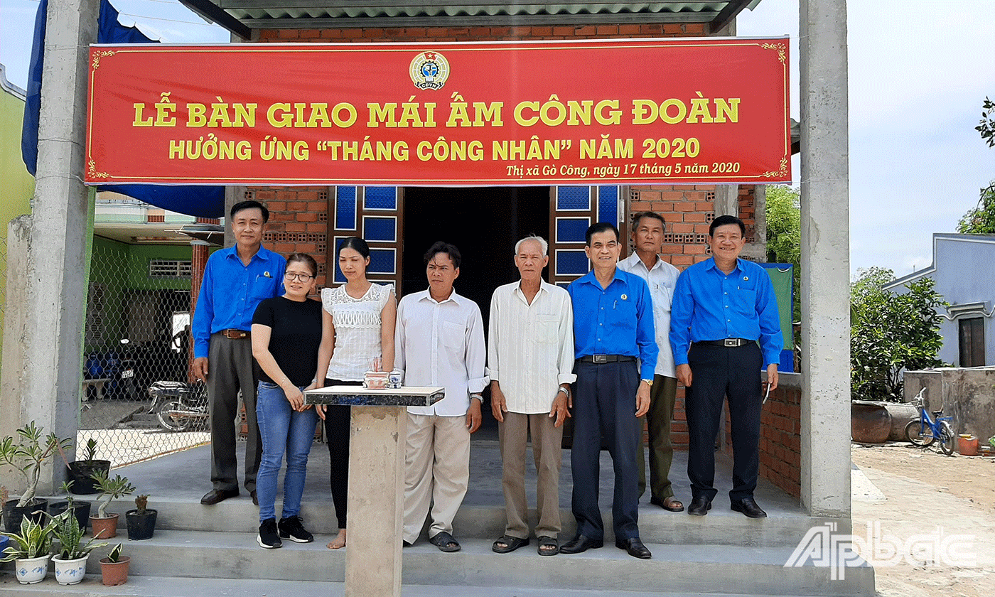 Lễ bàn giao nhà Mái ấm Công đoàn cho chị Nguyễn Thị Bướt
