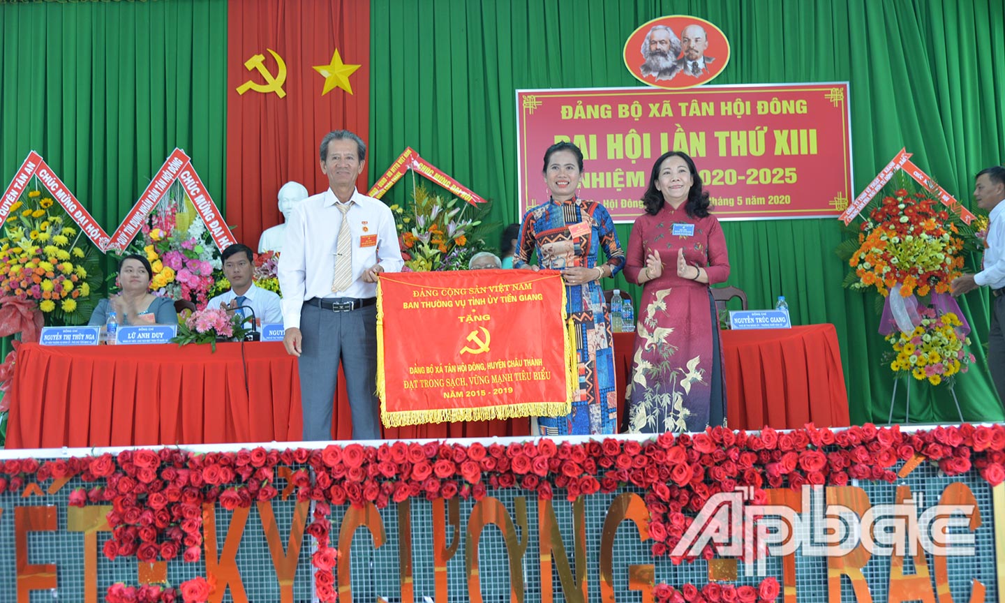 Đảng bộ xã Tân Hội Đông vinh dự nhận Cờ thi đua của Ban Thường vụ Tỉnh ủy trao tặng tại Đại hội Đảng bộ xã nhiệm kỳ 2020 - 2025. 