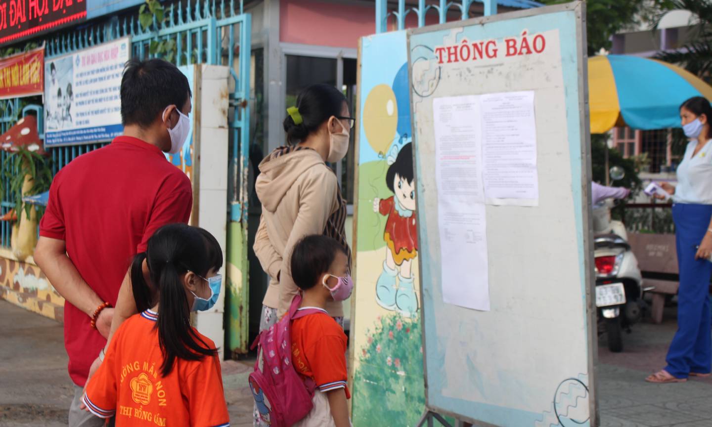 Phụ huynh xem thông báo của trường.
