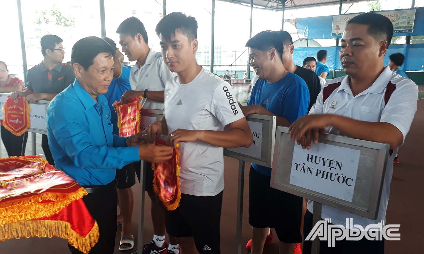 Phó Chủ tịch Thường trực LĐLĐ tỉnh Lê Minh Hùng trao cờ lưu niệm cho các đơn vị tham dự giải.