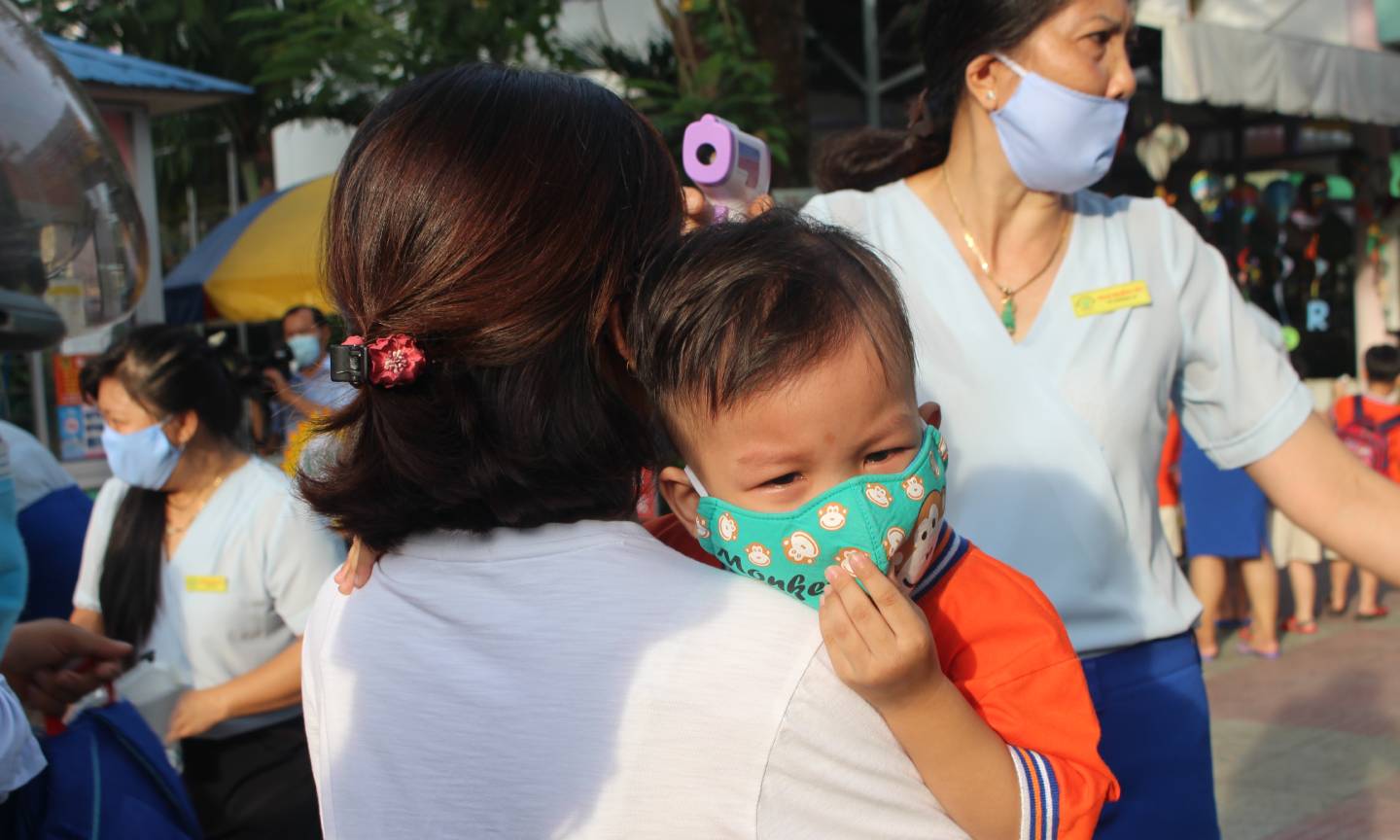 Mẹ ẳm con đến trường.