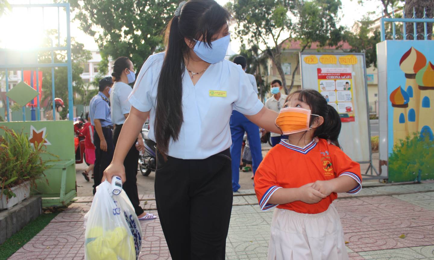 Vui mừng cùng cô vào lớp.