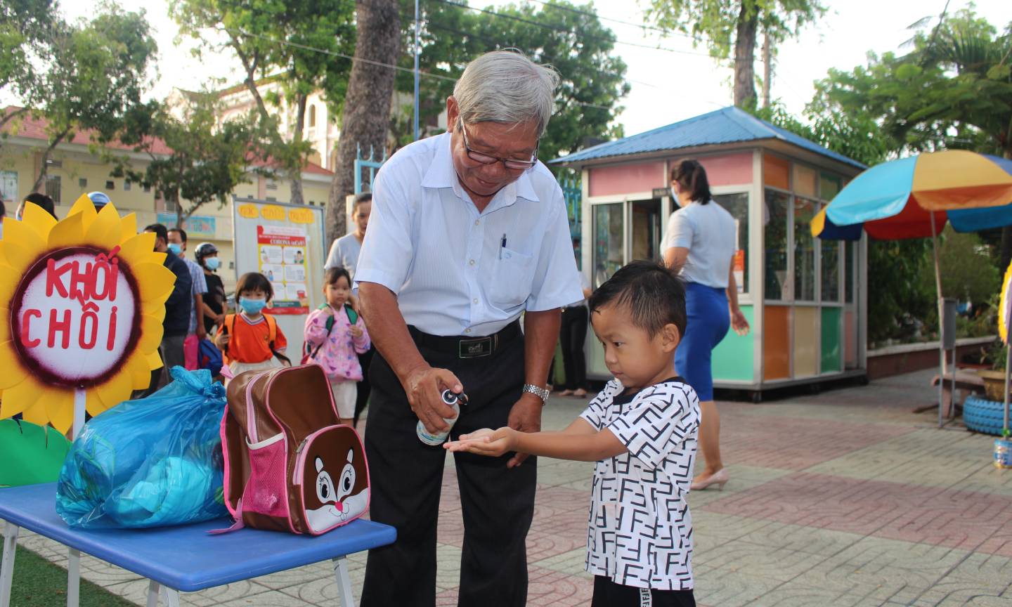 Ông và cháu cùng vệ sinh tay trước khi vào lớp.