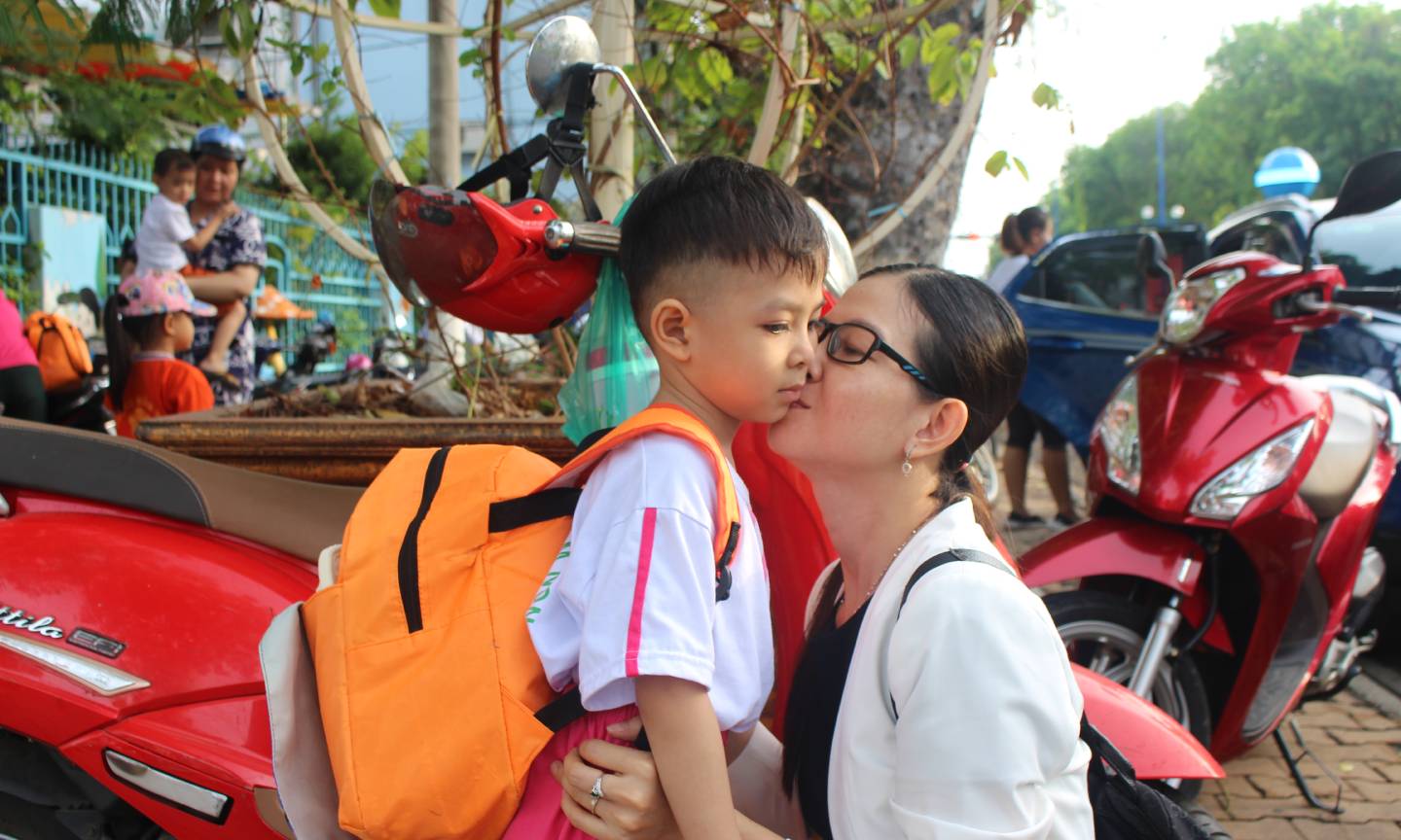 Trao cho con nụ hôn với lời dặn