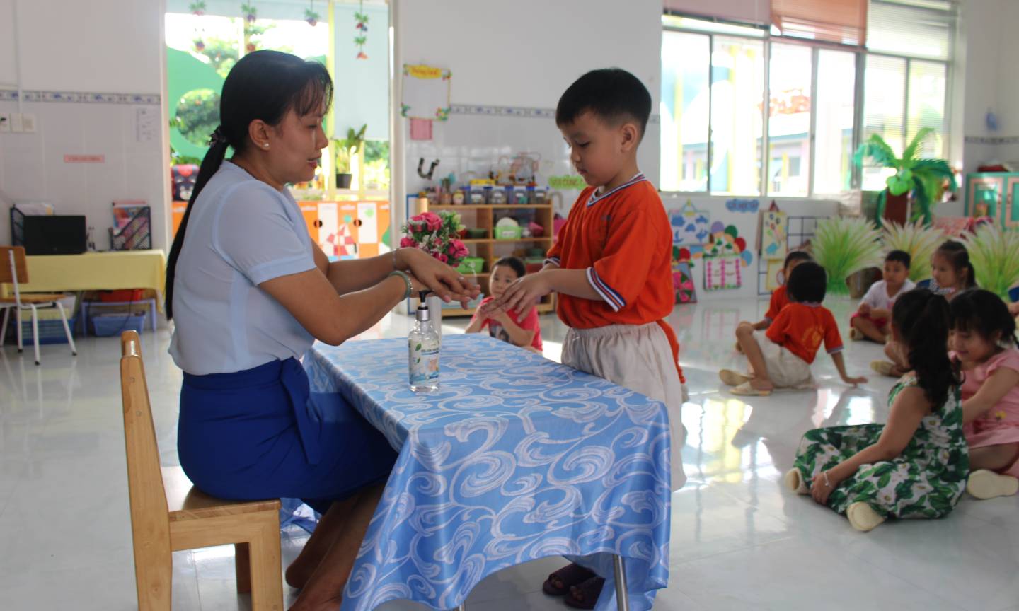 Cô hướng dẫn cho trẻ vệ sinh tay, chân ngay buổi học đầu tiên.
