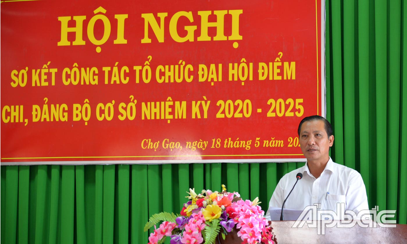 Bí thư huyện ủy Chợ Gạo Ngô Hữu Thệ phát biểu tại hội nghị sơ kết.