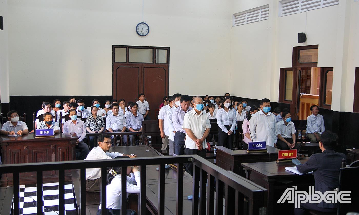 Các bị cáo trong phiên tòa chiều ngày 18-5.