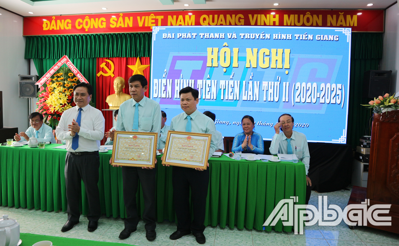 Đồng chí Trần Văn Dũng Phó Chủ tịch UBND tỉnh Tiền Giang trao tặng bằng khen cho 2 tập thể