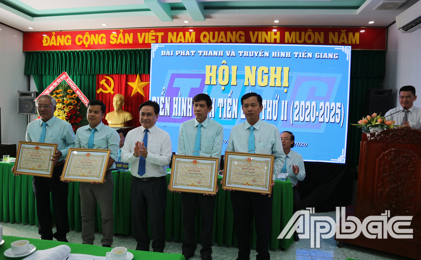 Đồng chí Trần Văn Dũng Phó Chủ tịch UBND tỉnh trao tặng bằng khen cho 4 cá nhân
