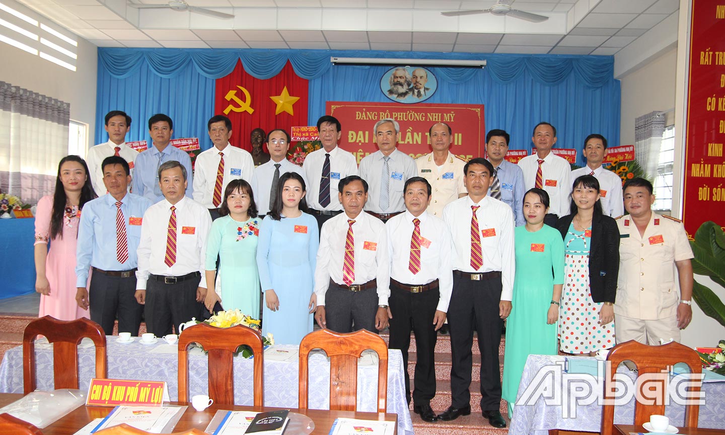 Ban Chấp hành Đảng bộ phường Nhị Mỹ lần thứ II, nhiệm kỳ 2020 - 2025 chụp ảnh lưu niệm với lãnh đạo thị xã.