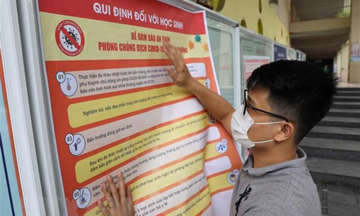 Thông tin khuyến cáo về phòng, chống dịch COVID-19 được dán trong các trường học để tuyên truyền, nâng cao nhận thức cho học sinh. (Ảnh: Thanh Tùng/TTXVN)