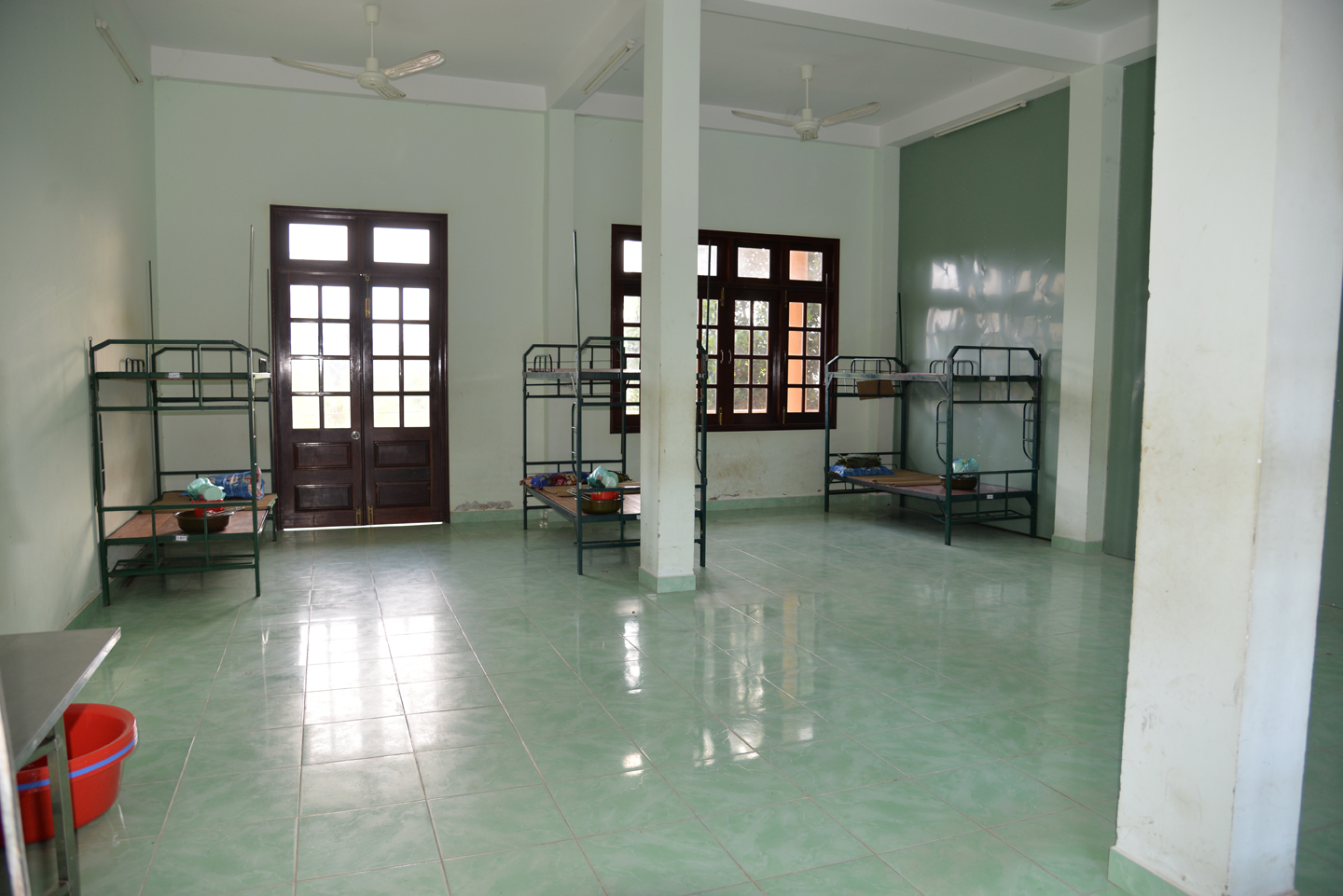 Phòng cách ly được bố trí, sắp xếp lại với quy mô tối đa 6 người 1 phòng và đảm bảo khoảng cách an toàn giữa các giường là trên 2 mét