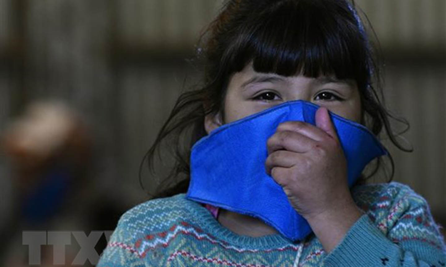 Một em nhỏ đeo khẩu trang phòng dịch COVID-19 tại Buenos Aires, Argentina ngày 8/5/2020. (Ảnh: AFP/TTXVN)