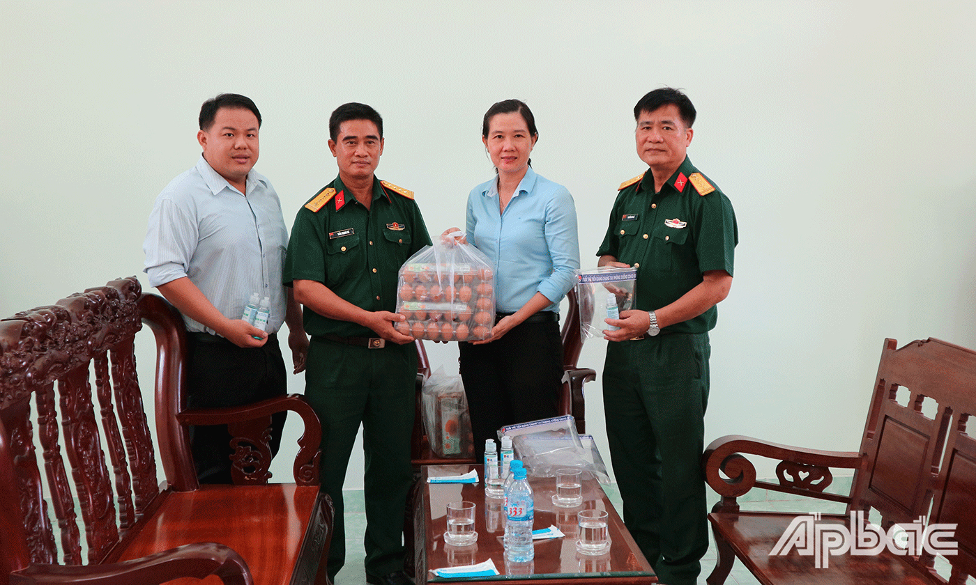 Phó Bí thư Tỉnh đoàn, Chủ tịch Hội Liên hiệp Thanh niên Việt Nam tỉnh Tiền Giang Nguyễn Thị Mỹ Nương trao quà hỗ trợ cho cán bộ công tác tại Trường Quấn ự 