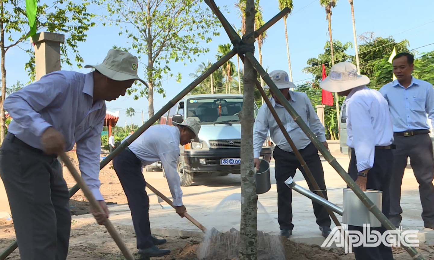Các đại biệu trồng cây xanh trong khuôn viên đình Dương Hòa.