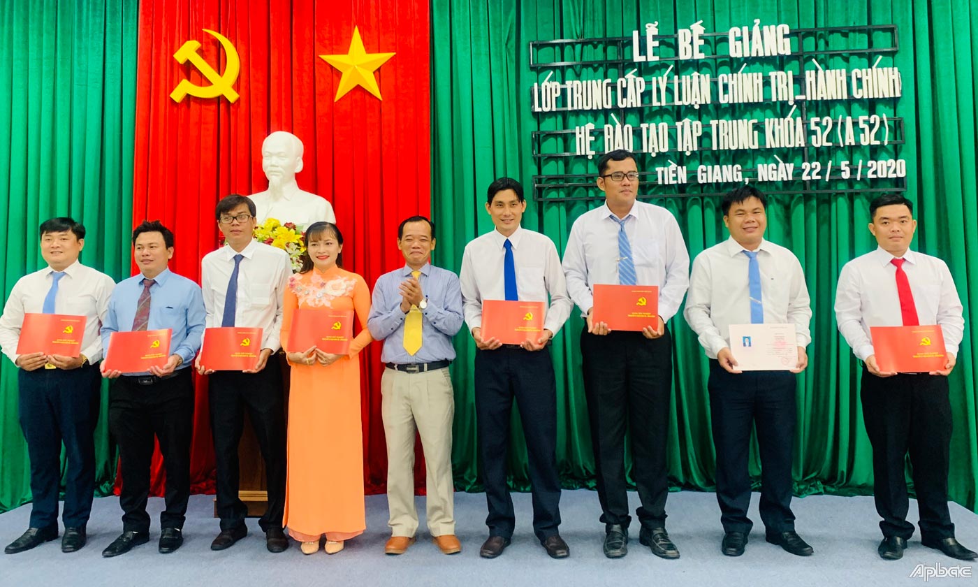 Trao chứng nhận cho các học viên.