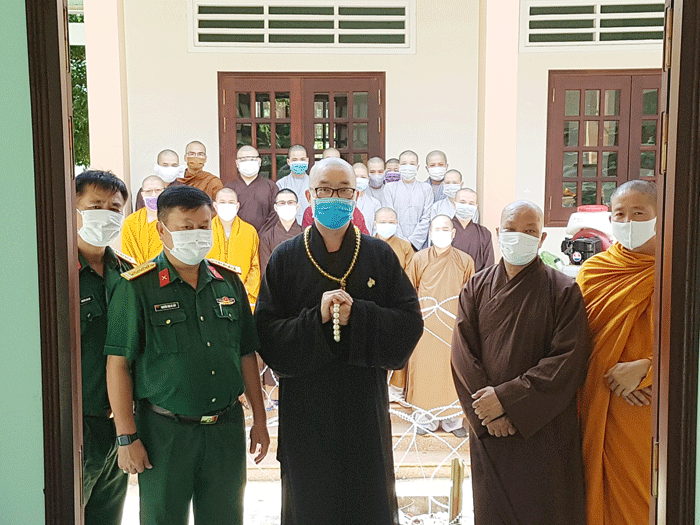 Thượng tọa Thích Quảng Lộc, Phó Trưởng trực Ban trị sự Phật giáo Việt Nam tỉnh Tiền Giang thăm hỏi các tăng, ni đang thực hiện cách ly y tế