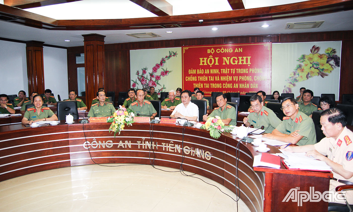 Quang cảnh điểm cầu Tiền Giang.