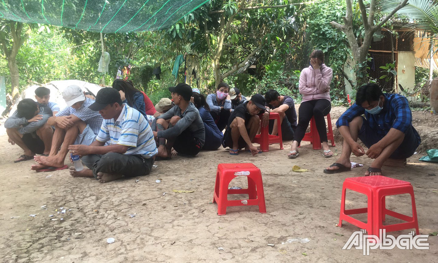 Các đối tượng tham gia đánh bạc.