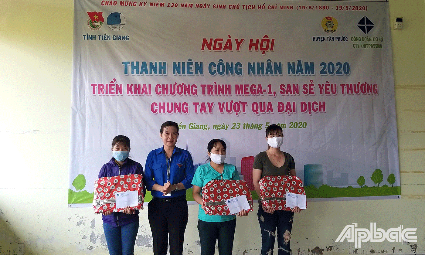 Đồng chí Nguyễn Thị Mỹ Nương Phó Bí thư Tỉnh đoàn Tiền Giang trao quà cho công nhân