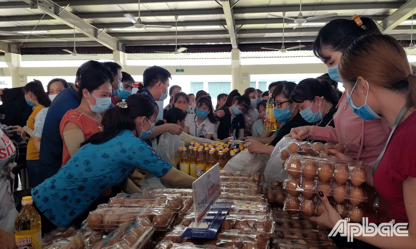gian hàng San sẻ yêu thương, bình ổn giá được thanh niên công nhân tích cực hưởng ứng