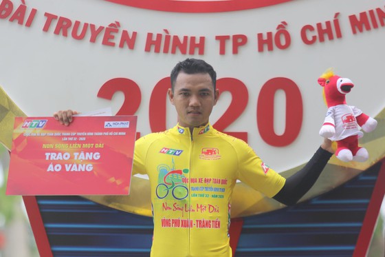 Tay đua Nguyễn Tấn Hoài tiếp tục giữ Áo vàng lẫn Áo xanh. 