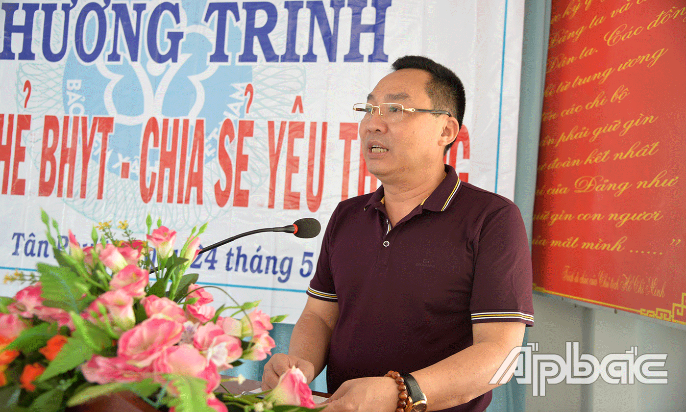 Giám đốc BHXH Tiền Giang Võ Khánh Bình phát biểu tại buổi tra tặng thẻ BHYT