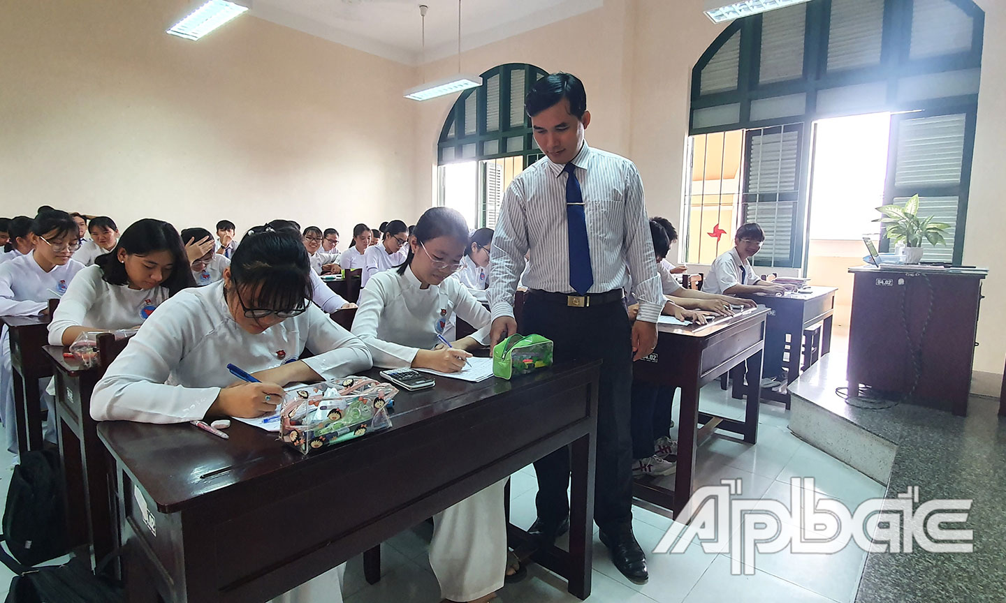 Sau kỳ nghỉ phòng chống dịch bệnh Covid-19,  học sinh lớp 12 đang vừa tiếp tục chương trình,  vừa ôn tập thi tốt nghiệp THPT. 