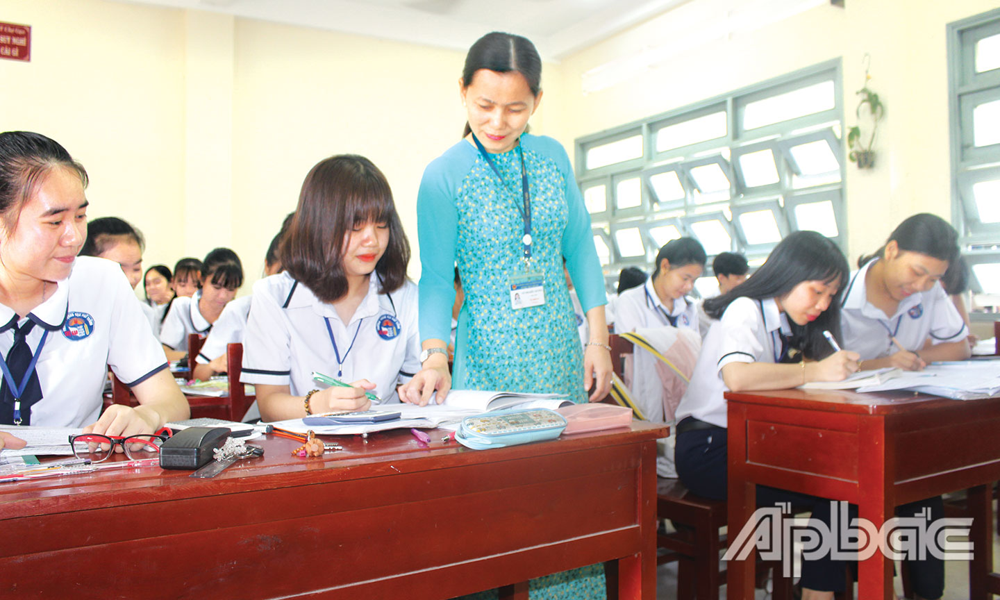 Sau kỳ nghỉ phòng, chống dịch bệnh Covid-19, học sinh lớp 12 đang vừa tiếp tục chương trình, vừa ôn tập thi tốt nghiệp THPT.                                                                                                                Ảnh: PHI CÔNG