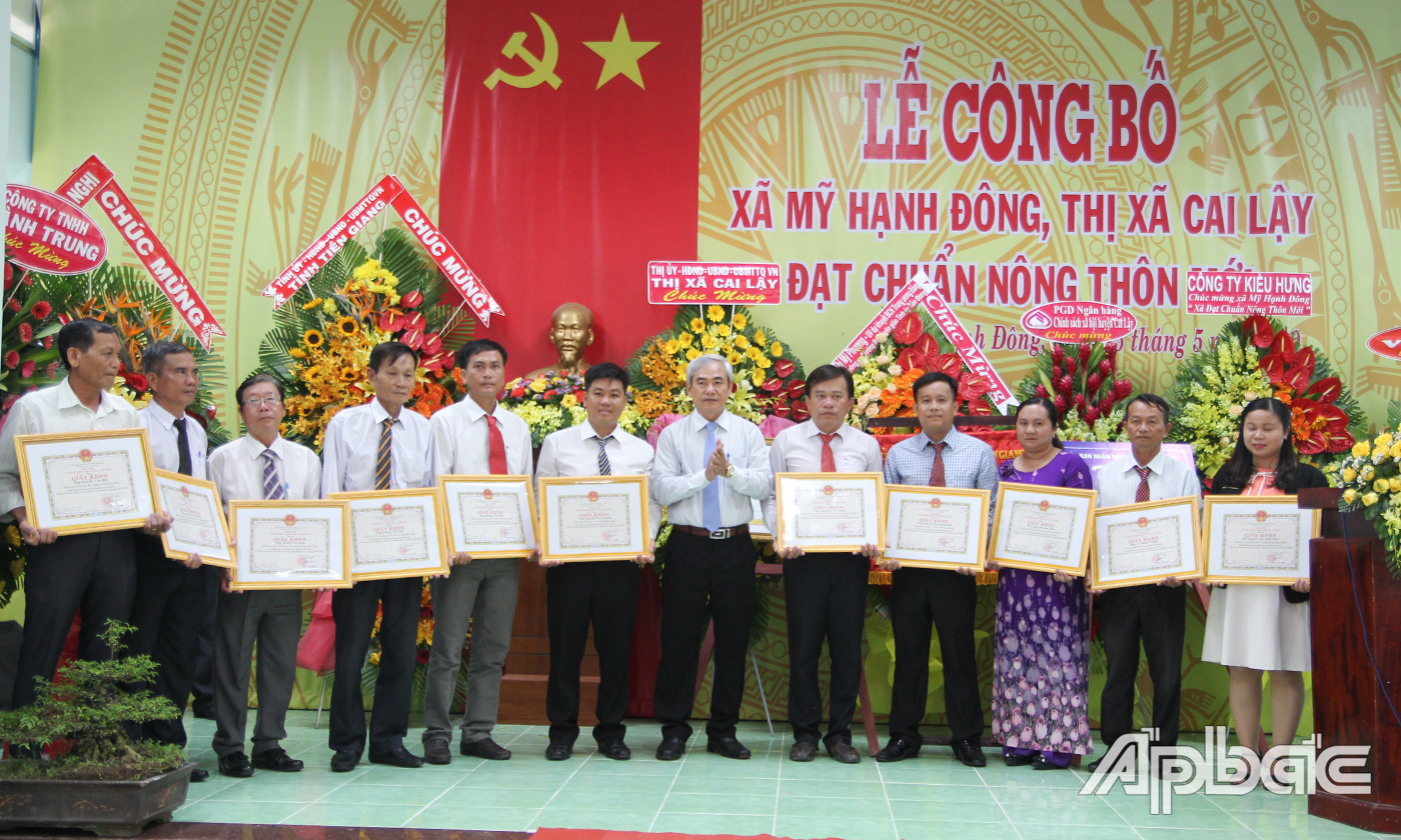 Chủ tịch UBND TX. Cai Lậy Hà Thanh Hữu  tặng Giấy khen cho các tập thể, cá nhân có thành tích đóng góp trong Phong trào xây dựng NTM của địa phương.