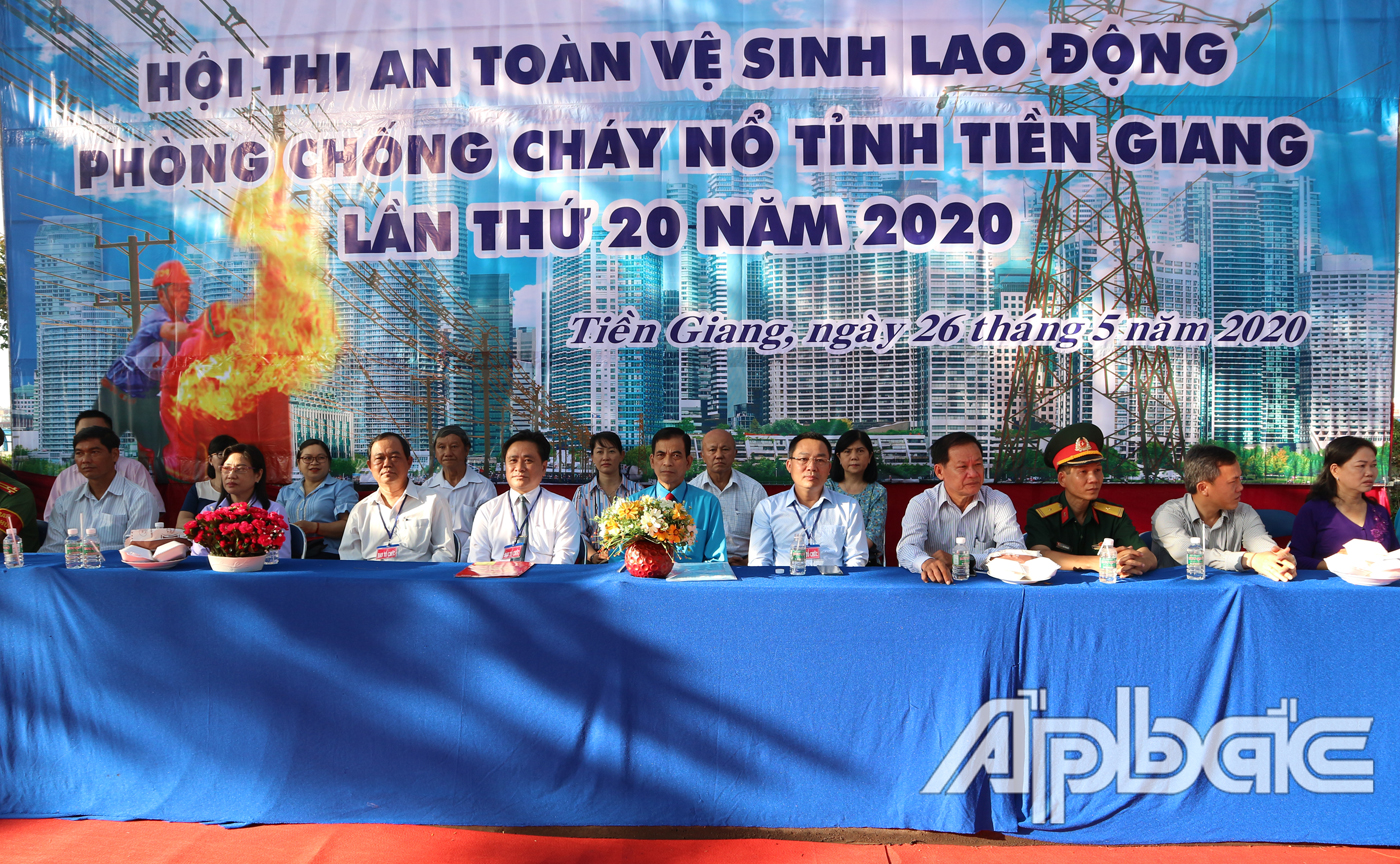 Đại biểu tham dự lễ khai mạc