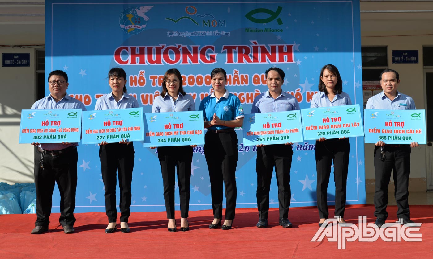 Hội LHPN tỉnh trao bảng tượng trưng cho điểm giao dịch.